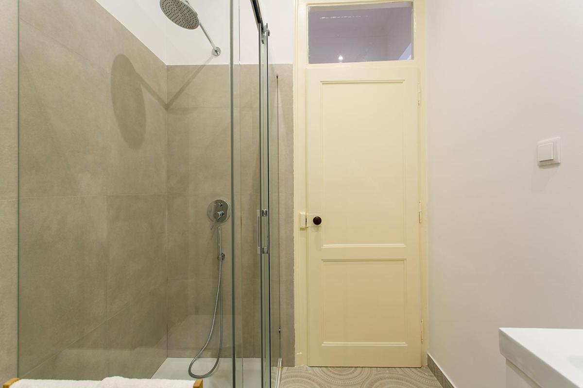 Lovelystay - Cozy 3Bdr Apartment In Estrela Lisbon Bagian luar foto