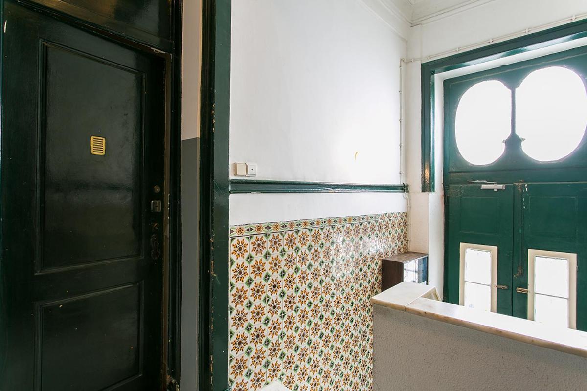 Lovelystay - Cozy 3Bdr Apartment In Estrela Lisbon Bagian luar foto